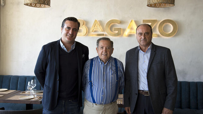 Adolfo Jaime (centro) con Juan Luis Pinto (derecha)  y Guillermo Santa Cruz,  propietario del restaurante.
