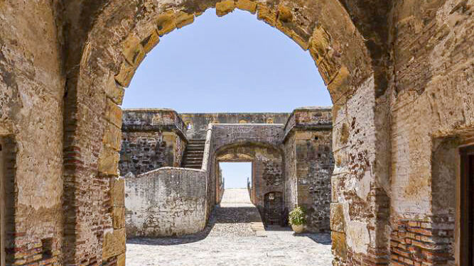Vistas de parte del Castillo de La Duquesa en Manilva.