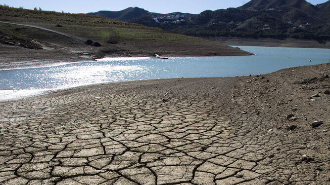 Vista del pantano de La Viñuela con escasez de agua.