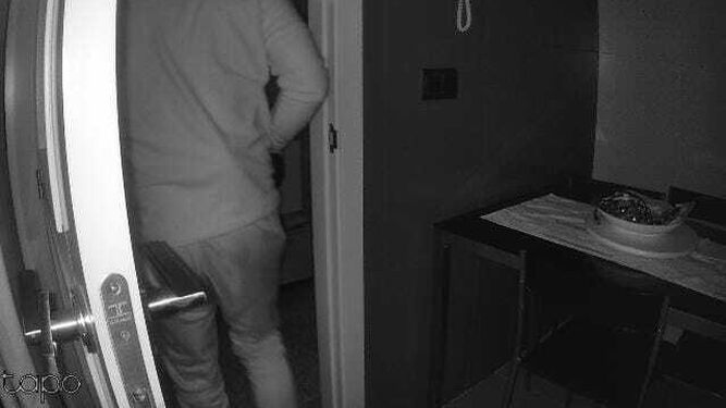 Un ladrón captado por una cámara de seguridad en una vivienda de la urbanización Atalaya de Jarazmín.