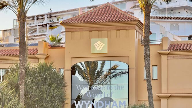 La entrada del complejo Wyndham hotels & resorts.