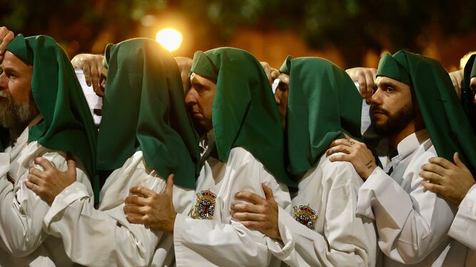 La Esperanza en su procesión del Jueves Santo en Málaga, en fotos