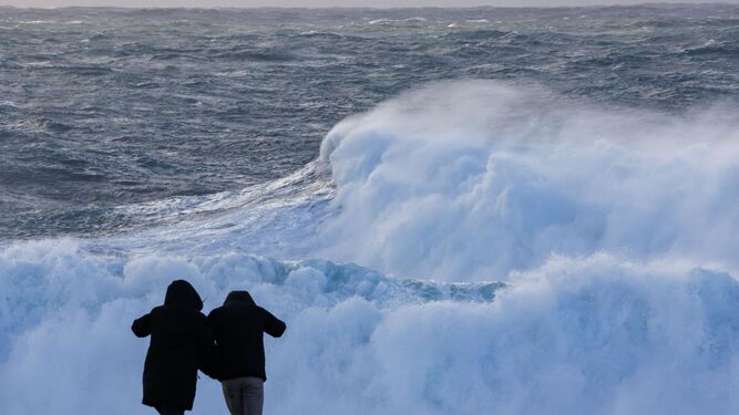 Dos personas observan el oleaje en Muxía (La Coruña).