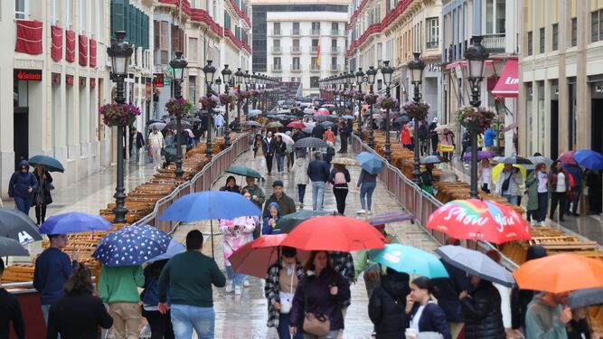 La calle Larios, repleta de paraguas esta Semana Santa.