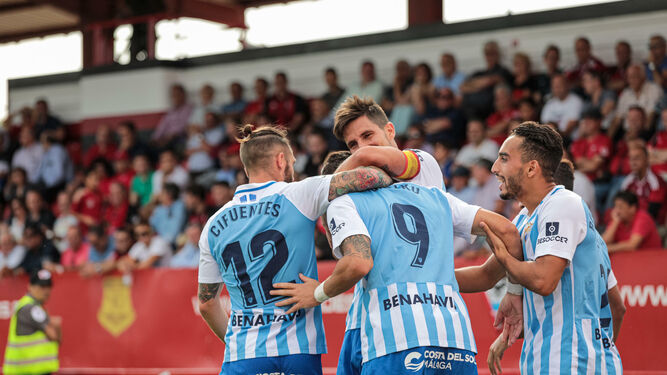 El Málaga celebra su gol al Mirandés.
